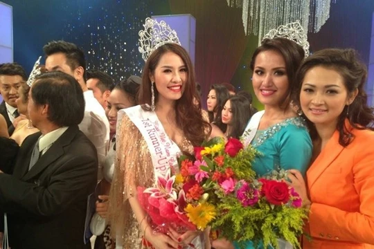Quế Vân (đội vương miện bên trái) thi Hoa hậu người Việt Thế giới 2013 không giấy phép.