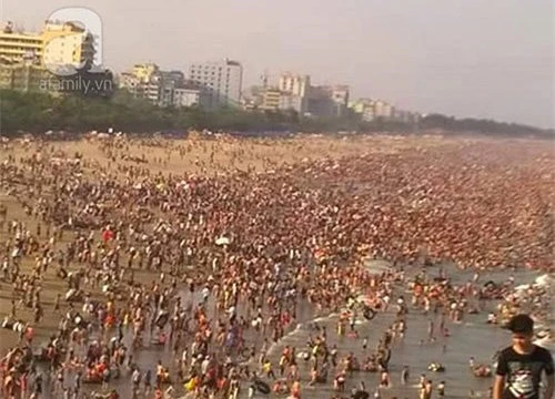 Sầm Sơn (Thanh Hóa) thu hút một lượng khách "khủng" dịp nghỉ lễ 30/4 và 1/5 năm nay. Cách biển 5km, tuyến đường dẫn ra biển tắc nghẽn kinh hoàng và bãi tắm thì không còn chỗ... đứng (Ảnh: Tri thức trẻ)