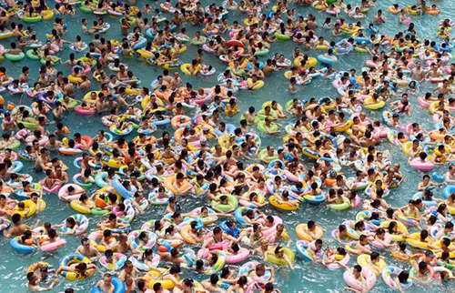 Bãi biển có mật độ du khách dày đặc ở Trung Quốc