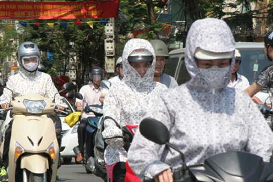 Nắng nóng kéo dài khiến người dân khốn đốn