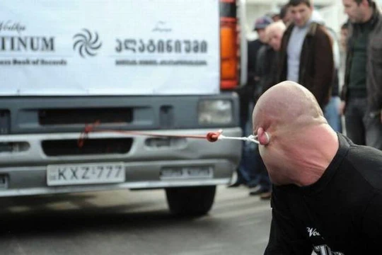 Kéo ô tô... bằng tai