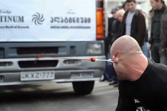 Kéo ô tô... bằng tai