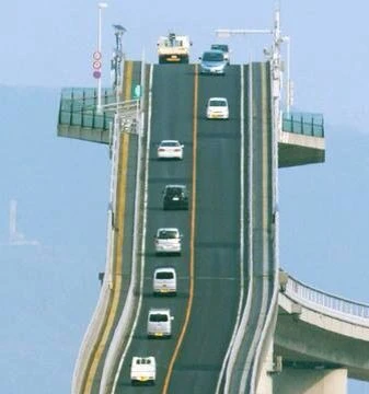 Cầu Ejima có chiều dài 1.44km, với độ cao ở điểm cao nhất so với mặt nước là 44,7m