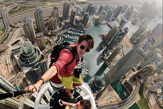 Chụp ảnh với gậy selfie cho thấy bạn đang đi du lịch vui vẻ cùng nhóm hay đang cô đơn