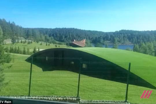 Ngôi biệt thự được che phủ bằng cỏ để tránh sự dòm ngó của do thám