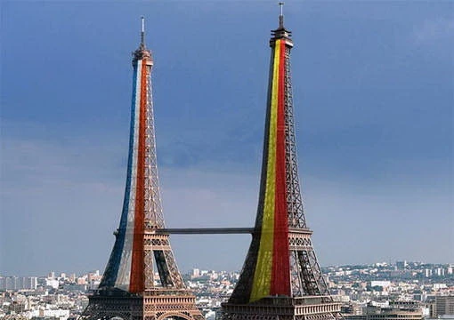 Tháp Eiffel B (phải) có gắn cờ Bỉ được nối với tháp Eiffel A (trái) có gắn cờ Pháp bằng một chiếc cầu - Ảnh: 7 sur 7