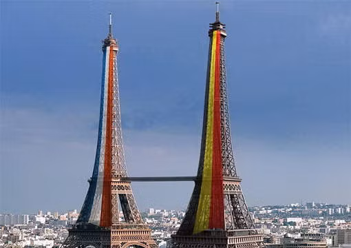 Tháp Eiffel B (phải) có gắn cờ Bỉ được nối với tháp Eiffel A (trái) có gắn cờ Pháp bằng một chiếc cầu - Ảnh: 7 sur 7