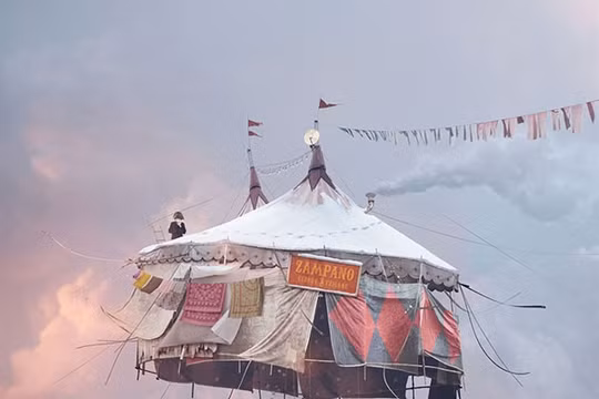 Một rạp xiếc được treo lủng lẳng trên sợi dây diện mỏng manh