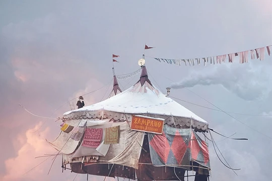 Một rạp xiếc được treo lủng lẳng trên sợi dây diện mỏng manh