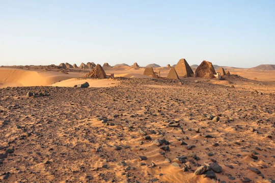 Những kim tự tháp Meroë nằm ở thành phố cổ Meroe - cách thủ đô Khartoum của Sudan khoảng 200km về phía bắc - Ảnh tư liệu Wikimedia, năm 2010