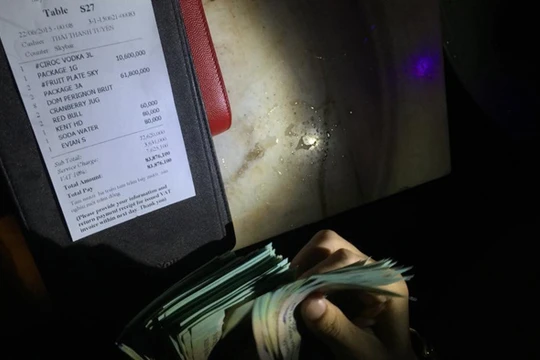 Hóa đơn ăn chơi của một hotgirl được đưa lên facebook