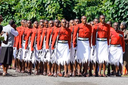 Trang phục duyệt binh của nam quân nhân Fiji - đảo quốc nằm ở Châu Đại Dương