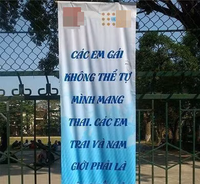 Một băngrôn “khó đỡ” được treo. Ảnh: T.L