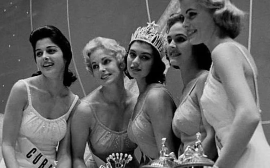 Mary Leona Gage (đội vương miện đứng giữa)– Hoa hậu Mỹ năm 1957 đã bị tước vương miện chỉ ngay 1 ngày sau khi đăng quang vì đã kết hôn và sinh con