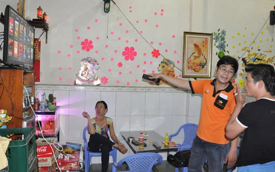 Nhân viên truyền hình FPT đang lắp đặt cho khách hàng xem thử dịch vụ truyền hình. Ảnh: chungta.vn