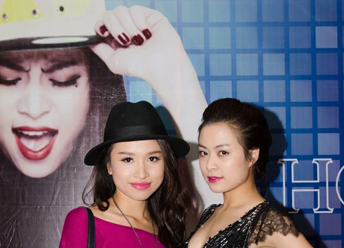Vân Hugo đến chúc mừng Hoàng Thùy Linh ra mắt album mới