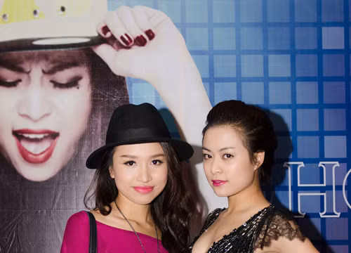 Vân Hugo đến chúc mừng Hoàng Thùy Linh ra mắt album mới