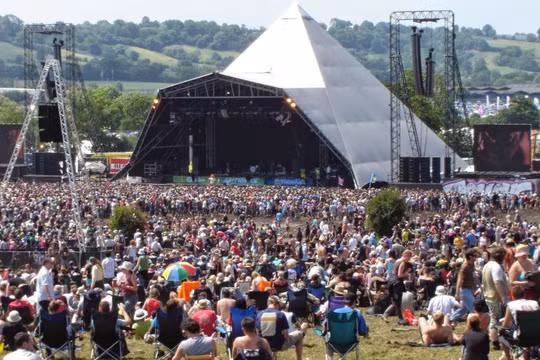 Biển người tham dự lễ hội âm nhạc Glastonbury - Ảnh: eltondaily