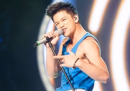 Đêm gala công bố kết quả mùa giải thứ sáu Vietnam Idol diễn ra tối 2/8 tại TP HCM. Đúng như dự đoán, Trọng Hiếu vượt qua Bích Ngọc với hơn 70% lượng bình chọn, đoạt danh hiệu quán quân của sân chơi âm nhạc này. Anh nhận giải thưởng tiền mặt trị giá 600 tr