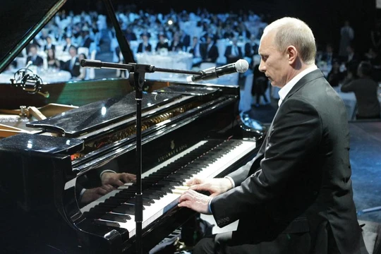 Tổng thống Nga Putin độc tấu một bản piano