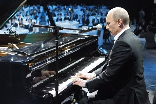 Tổng thống Nga Putin độc tấu một bản piano