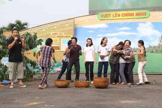 Những chương trình truyền hình cung cấp kiến thức và giàu tính nhân văn vẫn luôn được khán giả đón nhận, như Đường lên đỉnh Olympia (VTV3) từ năm 1999 đến nay vẫn là sân chơi hấp dẫn, Vượt lên chính mình (HTV7) - game show xóa nợ và cung cấp vốn cho người