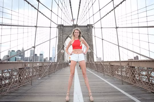 Siêu mẫu Holly Burt tự hào vì đôi chân dài tới 125,73 cm của mình