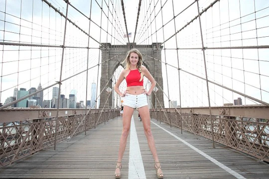 Siêu mẫu Holly Burt tự hào vì đôi chân dài tới 125,73 cm của mình