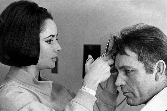 Tình sử của nữ diễn viên Elizabeth Taylor với tài tử Richard Burton từng làm rúng động Hollywood một thời