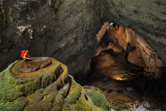 Hang Sơn Đoòng thuộc quần thể hang động Phong Nha - Kẻ Bàng, tọa lạc tại xã Sơn Trạch, huyện Bố Trạch, tỉnh Quảng Bình của Việt Nam