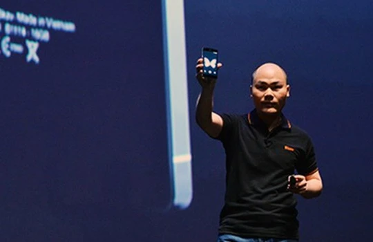 ng Nguyễn Tử Quảng tự hào công bố sản phẩm BPhone tại lễ ra mắt sáng nay 26/5/2015.