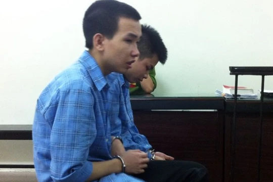 Bị cáo Hiếu (ngoài cùng) trong vụ "cháu ông chú ở Viettel" trước tòa.