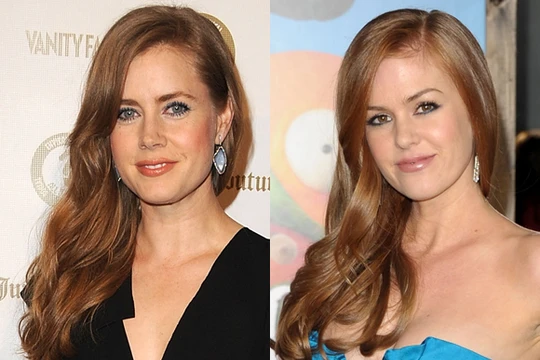 Hai cô đào Amy Adams và Isla Fisher có nụ cười và khuôn mặt giống nhau dù Amy sinh ra ở Mỹ và Isla quê ở Australia.