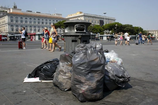 Đường phố Rome ngập rác thải - Ảnh: Reuters