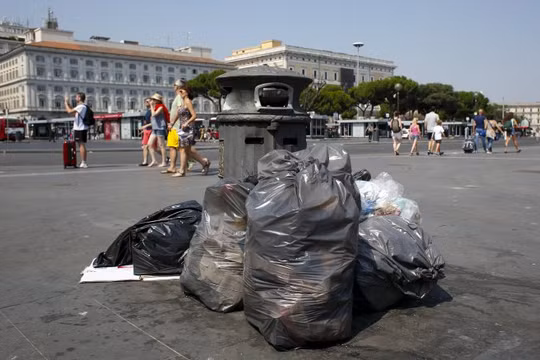 Đường phố Rome ngập rác thải - Ảnh: Reuters