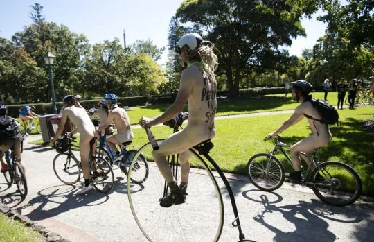 Tất cả các tay đua đều ở trong trạng thái... trần như nhộng