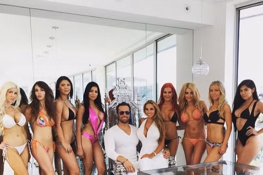 Cuộc sống xa hoa của vợ chồng tỉ phú Mỹ với 10 hotgirl nóng bỏng