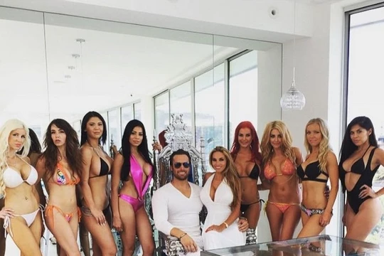 Cuộc sống xa hoa của vợ chồng tỉ phú Mỹ với 10 hotgirl nóng bỏng