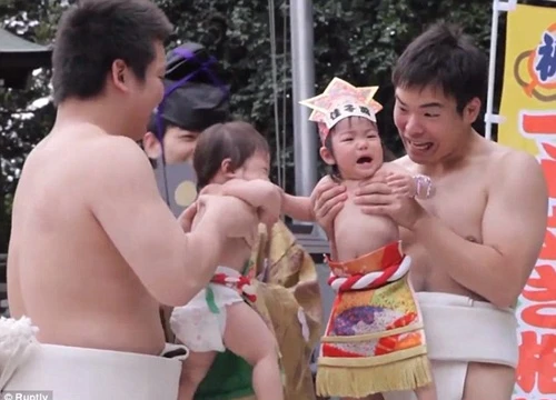 Những em bé sơ sinh được cha mẹ đưa tới lễ hội