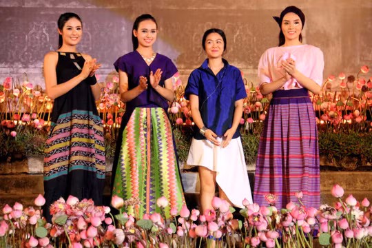 Hoa hậu Ngọc Hân và hoa hậu Kỳ Duyên trong trang phục của nhà thiết kế đến từ Philippines - Ảnh: Ngọc Hiển