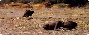 Bức ảnh về nạn đói ở Sudan năm 1993 của nhiếp ảnh gia Kevin Carter gây tranh cãi trong nhiều năm