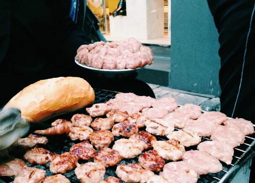 Bánh mì ở đây "ghi điểm" nhờ thịt nướng chất lượng.