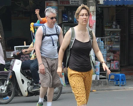 Ghi nhận của PV Dân trí trong mấy ngày qua tại các khu phố cổ Hà Nội, nơi tập trung nhiều khách quốc tế nhất, vào cuối giờ trưa và đầu giờ chiều, trên gương mặt các vị khách du lịch đều lộ rõ vẻ mệt mỏi vì nắng nóng.