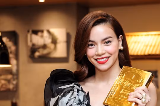 Nữ hoàng giải trí showbiz Việt rạng rỡ trong ngày phát hành DVD Live concert 2014.