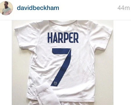 Bộ trang phục thi đấu bóng đá của cô con gái cưng của David Beckham