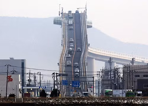Góc chụp chính diện cây cầu Eshima Ohashi khiến nhiều người phải "rùng mình"