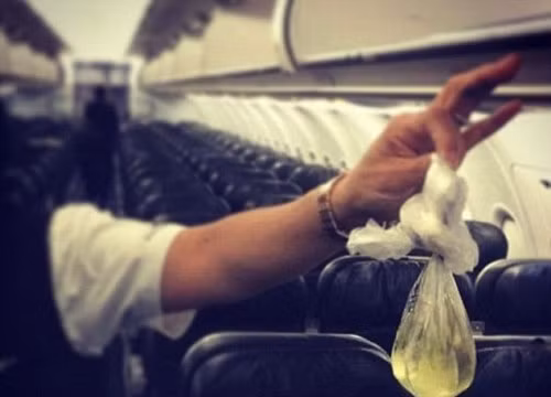 Passenger Shaming là trang web "tố cáo" những hành động đáng xấu hổ của du khách trên khắp thế giới khi đi máy bay, từ việc tiểu tiện bất lịch sự