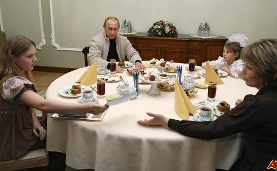 Gia đình tổng thống Putin khi 2 cô con gái còn nhỏ