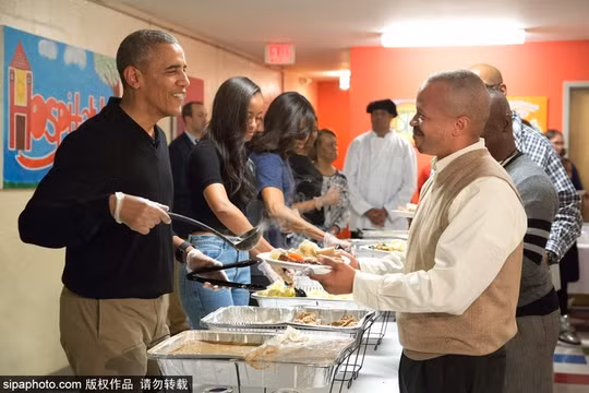 Ngày 25/11/2005, tại Washington, gia đình tổng thống Obama phục vụ bữa tối cho những người vô gia cư và quân nhân về hưu của Mỹ trong ngày Lễ Tạ ơn. 