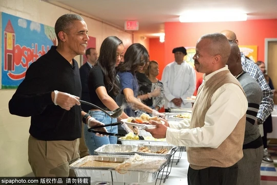 Ngày 25/11/2005, tại Washington, gia đình tổng thống Obama phục vụ bữa tối cho những người vô gia cư và quân nhân về hưu của Mỹ trong ngày Lễ Tạ ơn. 